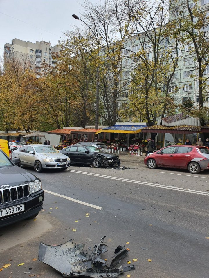 (FOTO/VIDEO) Accident matinal pe strada Cuza Vodă din Capitală. Trei automobile, grav avariate