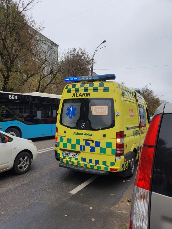 (FOTO/VIDEO) Accident matinal pe strada Cuza Vodă din Capitală. Trei automobile, grav avariate