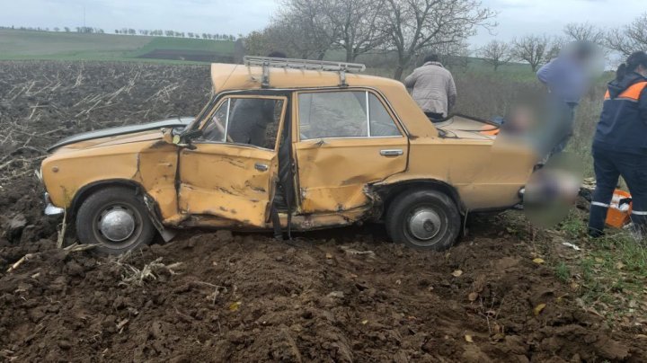 Impact violent în preajma satului Cuizăuca. Un bărbat a ajuns la spital, după ce automobilul său a fost lovit de un camion