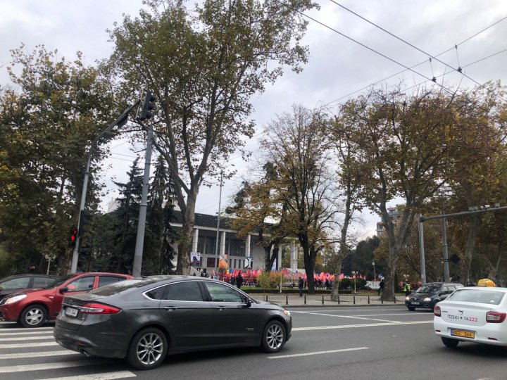 Miting în centrul Capitalei. Zeci de susținători ai candidatului independent Igor Dodon au ieșit în stradă (FOTO)