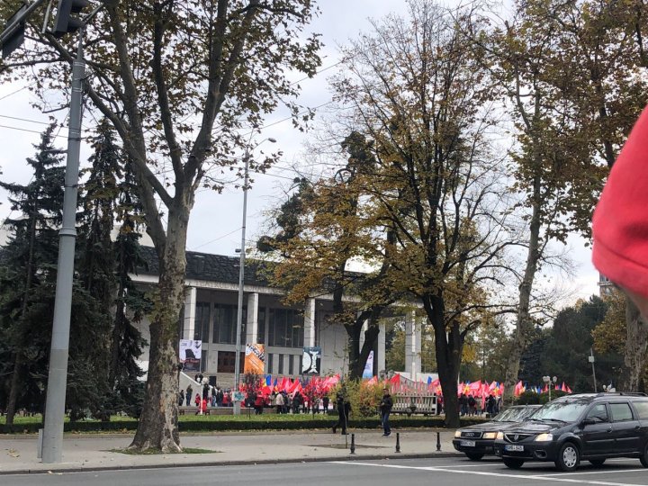 Miting în centrul Capitalei. Zeci de susținători ai candidatului independent Igor Dodon au ieșit în stradă (FOTO)