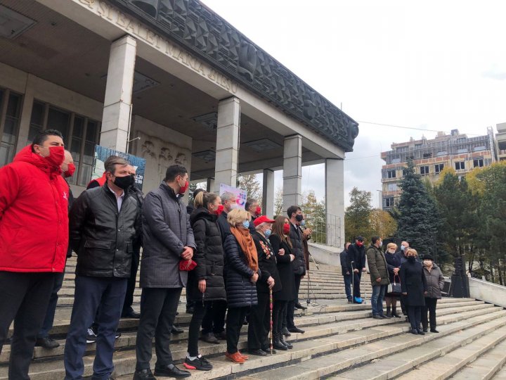 Miting în centrul Capitalei. Zeci de susținători ai candidatului independent Igor Dodon au ieșit în stradă (FOTO)