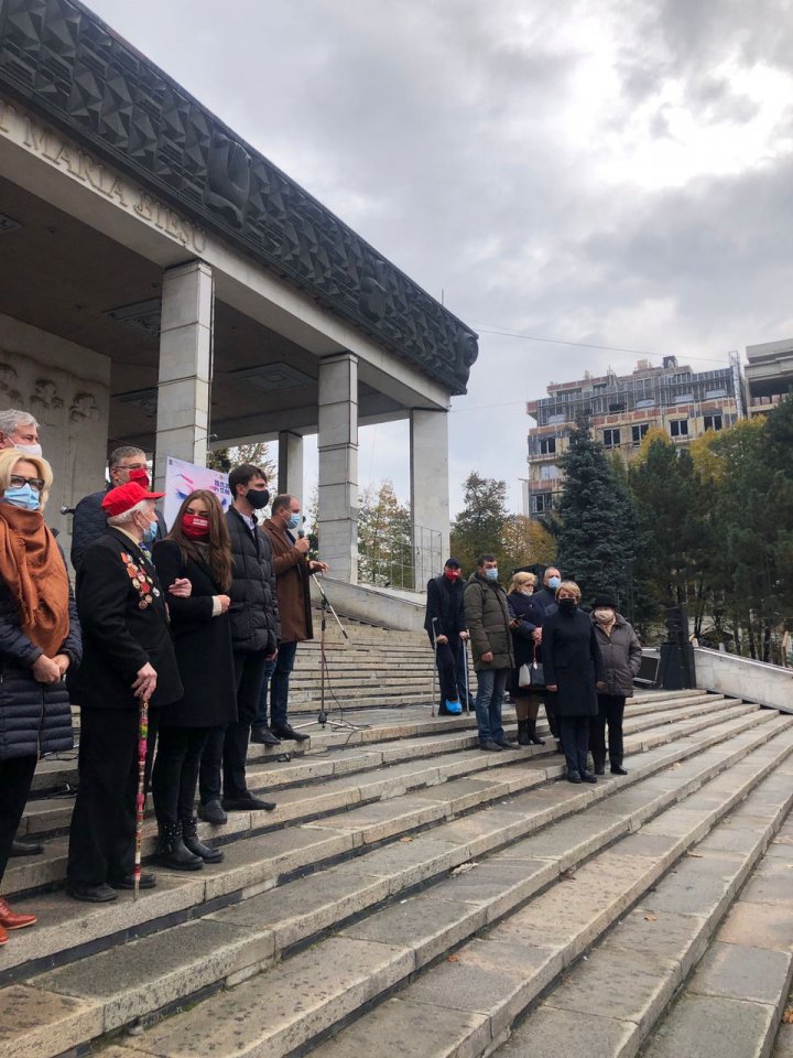 Miting în centrul Capitalei. Zeci de susținători ai candidatului independent Igor Dodon au ieșit în stradă (FOTO)