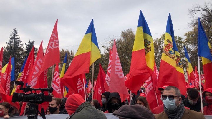 Miting în centrul Capitalei. Zeci de susținători ai candidatului independent Igor Dodon au ieșit în stradă (FOTO)