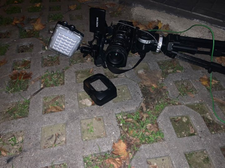 Incident în faţa sediului PSRM. O persoană necunoscută a deteriorat camera de filmat a echipei Publika TV (VIDEO)