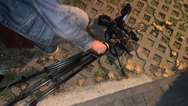 Incident în faţa sediului PSRM. O persoană necunoscută a deteriorat camera de filmat a echipei Publika TV (VIDEO)