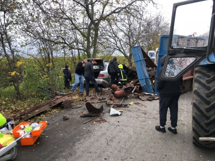 Accident înfiorător la Anenii Noi. Un Mercedes a ajuns sub un morman de fiare, după ce peste el s-a răsturnat o remorcă cu metal uzat (FOTO/VIDEO)