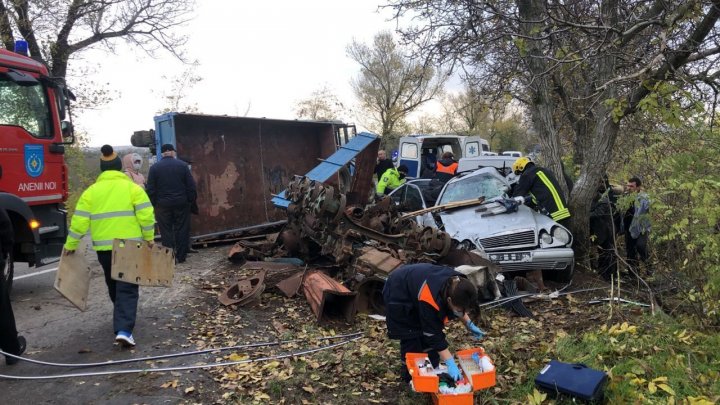 Accident înfiorător la Anenii Noi. Un Mercedes a ajuns sub un morman de fiare, după ce peste el s-a răsturnat o remorcă cu metal uzat (FOTO/VIDEO)