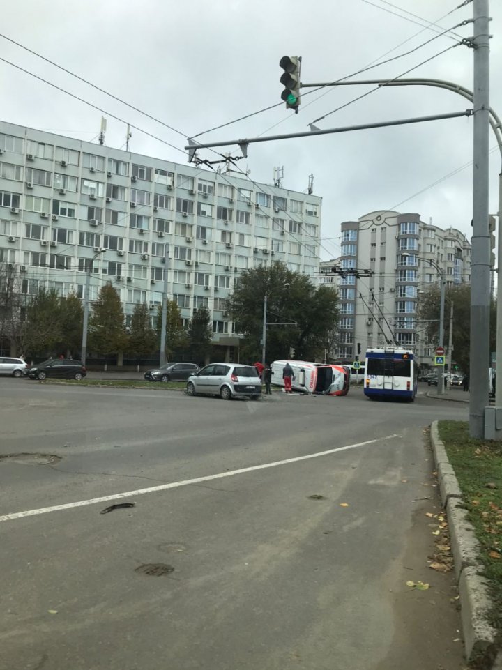 Impact violent în cartierul Telecentru. O ambulanță s-a răsturnat, după ce s-a ciocnit cu un alt automobil (FOTO/VIDEO)