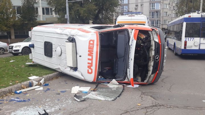 Impact violent în cartierul Telecentru. O ambulanță s-a răsturnat, după ce s-a ciocnit cu un alt automobil (FOTO/VIDEO)