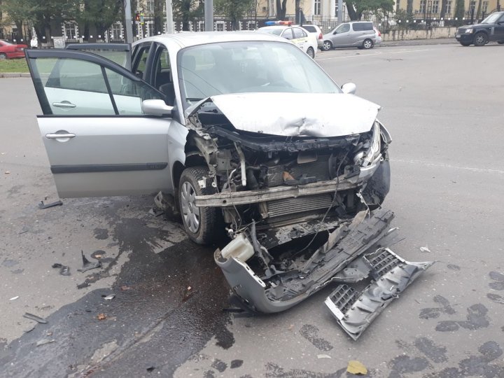 Impact violent în cartierul Telecentru. O ambulanță s-a răsturnat, după ce s-a ciocnit cu un alt automobil (FOTO/VIDEO)