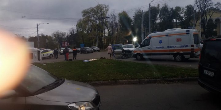 Impact violent în cartierul Telecentru. O ambulanță s-a răsturnat, după ce s-a ciocnit cu un alt automobil (FOTO/VIDEO)