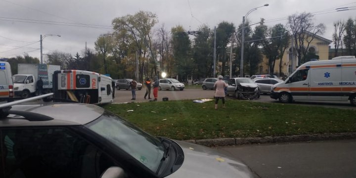 Impact violent în cartierul Telecentru. O ambulanță s-a răsturnat, după ce s-a ciocnit cu un alt automobil (FOTO/VIDEO)