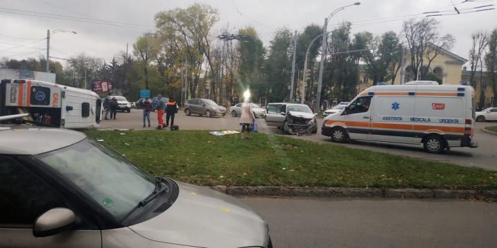 Impact violent în cartierul Telecentru. O ambulanță s-a răsturnat, după ce s-a ciocnit cu un alt automobil (FOTO/VIDEO)