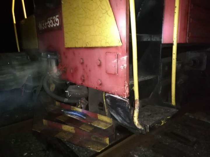 Accident violent la Merenii Noi. O mașină, lovită de tren (FOTO)