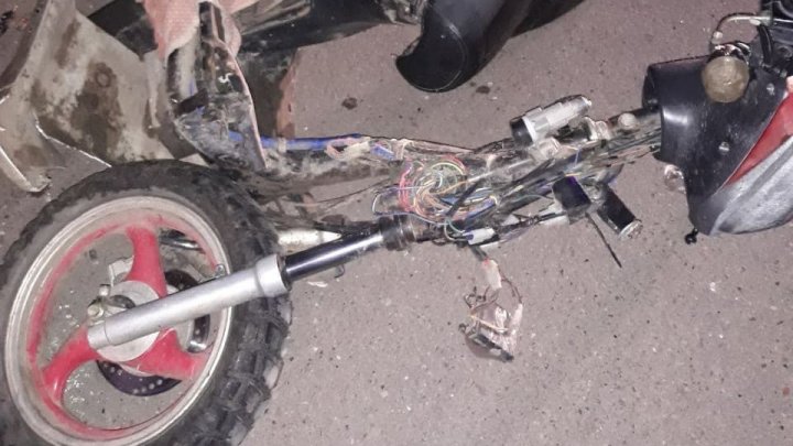 Un bărbat a ajuns la spital, după ce motocicleta pe care o conducea s-a izbit într-un microbuz