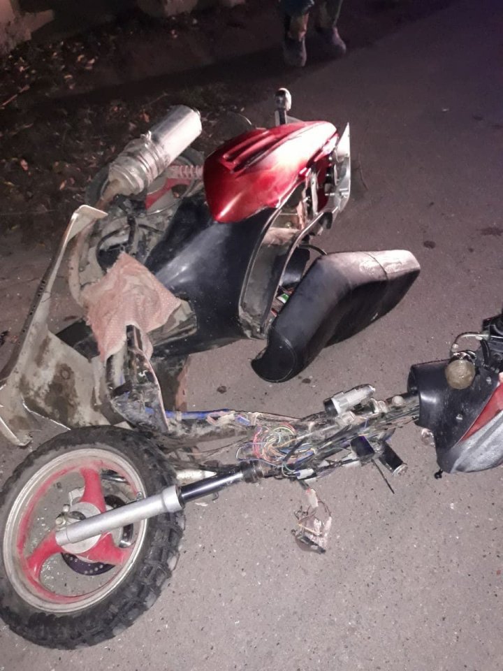 Un bărbat a ajuns la spital, după ce motocicleta pe care o conducea s-a izbit într-un microbuz