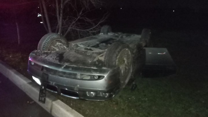 Isprava unei șoferițe: A urcat beată la volan și și-a răsturnat mașina. Trei copii minori, răniți în urma accidentului (FOTO)