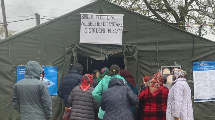 În satul Cigîrleni, raionul Ialoveni, oamenii votează într-un cort special amenajat. "Am ajuns să văd şi asta" (FOTO)