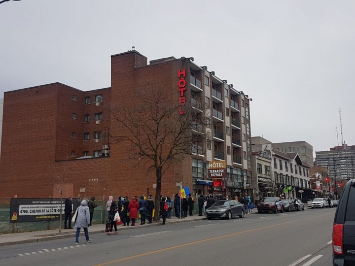 Diaspora votează masiv! Cozi şi la secţia de votare din Montreal, Canada