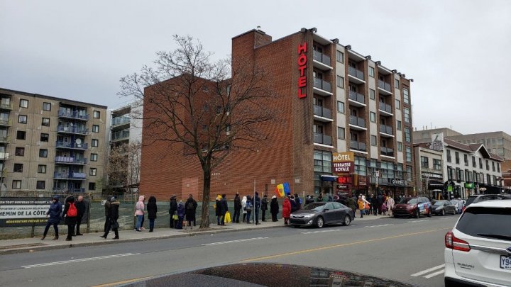 Diaspora votează masiv! Cozi şi la secţia de votare din Montreal, Canada