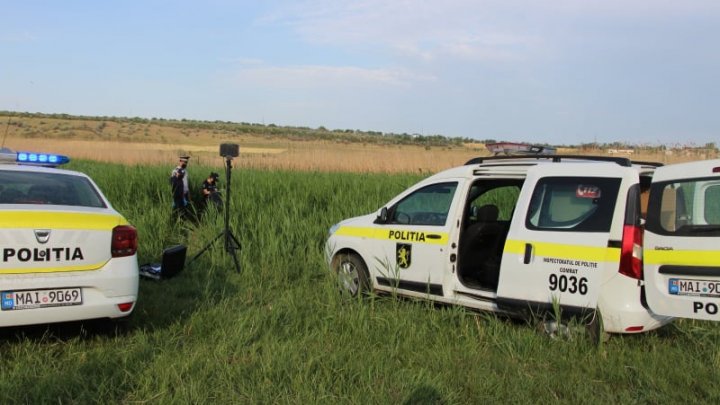 Imagini de la locul în care a fost găsit bebelușul mort în satul Șuri. Autoritățile locale și poliția, în căutarea mamei