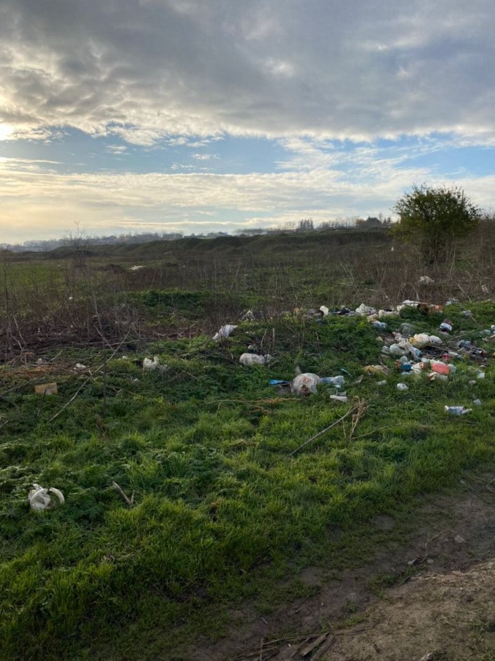 Imagini de la locul în care a fost găsit bebelușul mort în satul Șuri. Autoritățile locale și poliția, în căutarea mamei