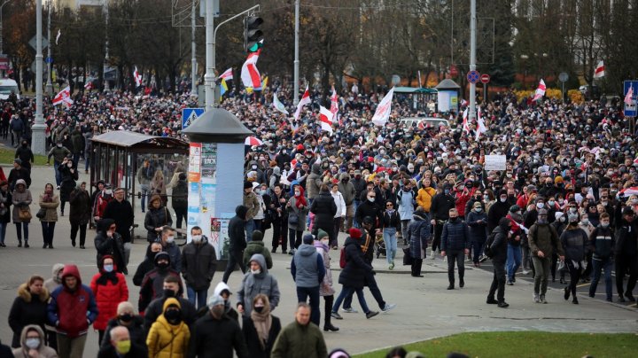 Demonstraţii la Minsk. Zeci de mii de oameni sunt din nou pe străzi