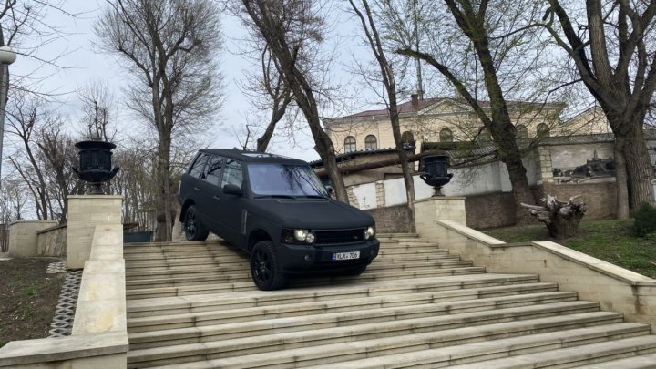 Un șofer a decis să se distreze cu mașina pe aleile din parcul Valea Morilor 