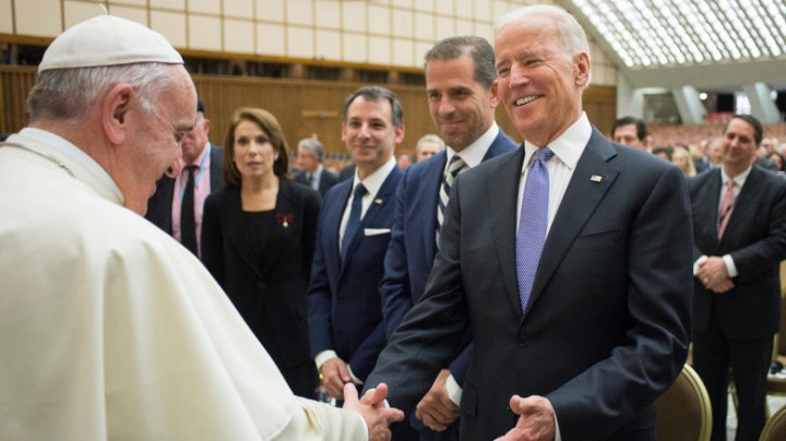 Papa Francisc l-a felicitat pe Joe Biden, președintele ales al SUA, într-o convorbire telefonică