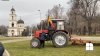 (VIDEO) Când prostia nu are limite! Un protestatar a arat cu tractorul gazonul din faţa Catedralei Mitropolitane din centrul Capitalei