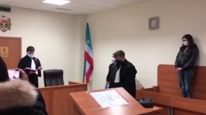 Tânăra de 21 de ani, care și-a ucis mama, în arest pentru 30 de zile (VIDEO din sala de judecată)