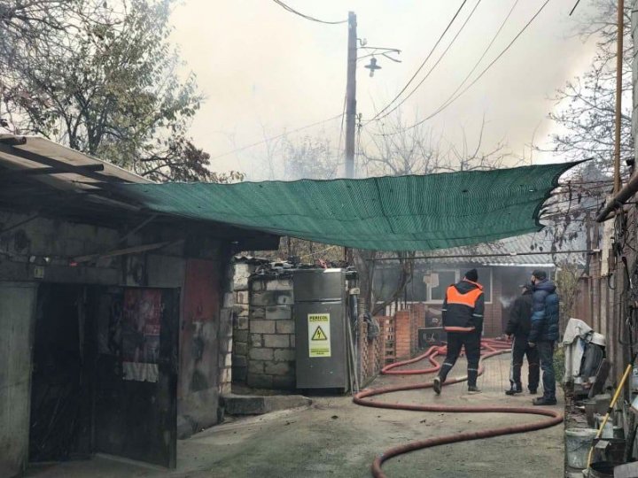 Incendiu în apropierea cercului Visterniceni din Capitală. O casă, cuprinsă de flăcări (FOTO/VIDEO)