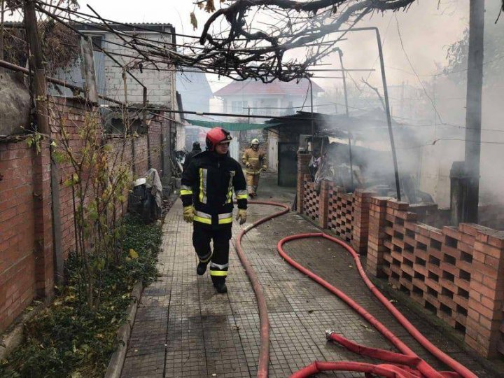 Incendiu în apropierea cercului Visterniceni din Capitală. O casă, cuprinsă de flăcări (FOTO/VIDEO)