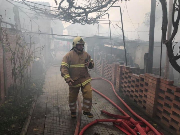 Incendiu în apropierea cercului Visterniceni din Capitală. O casă, cuprinsă de flăcări (FOTO/VIDEO)