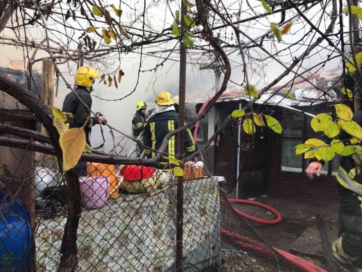 Incendiu în apropierea cercului Visterniceni din Capitală. O casă, cuprinsă de flăcări (FOTO/VIDEO)