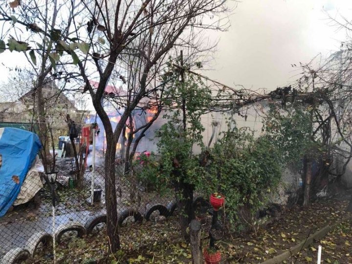 Incendiu în apropierea cercului Visterniceni din Capitală. O casă, cuprinsă de flăcări (FOTO/VIDEO)