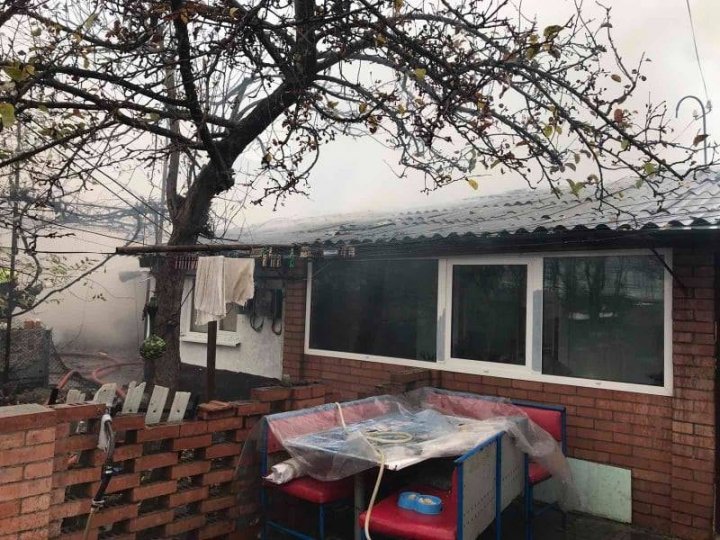 Incendiu în apropierea cercului Visterniceni din Capitală. O casă, cuprinsă de flăcări (FOTO/VIDEO)