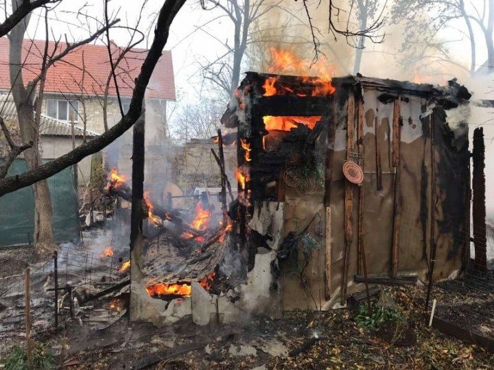 Incendiu în apropierea cercului Visterniceni din Capitală. O casă, cuprinsă de flăcări (FOTO/VIDEO)