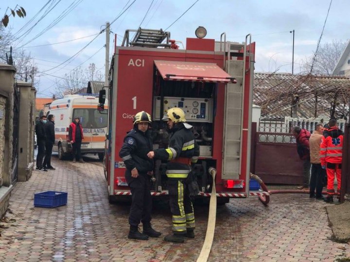 Incendiu în apropierea cercului Visterniceni din Capitală. O casă, cuprinsă de flăcări (FOTO/VIDEO)