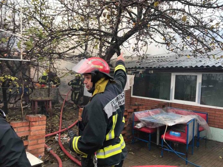 Incendiu în apropierea cercului Visterniceni din Capitală. O casă, cuprinsă de flăcări (FOTO/VIDEO)