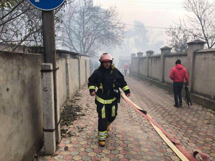 Incendiu în apropierea cercului Visterniceni din Capitală. O casă, cuprinsă de flăcări (FOTO/VIDEO)