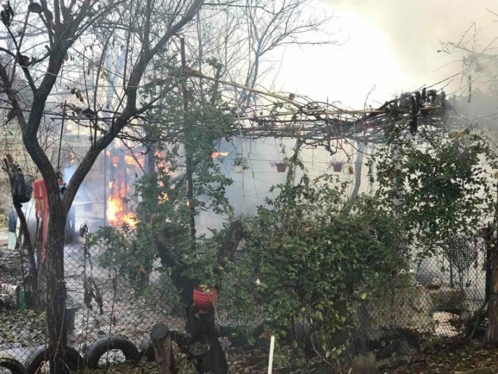 Incendiu în apropierea cercului Visterniceni din Capitală. O casă, cuprinsă de flăcări (FOTO/VIDEO)