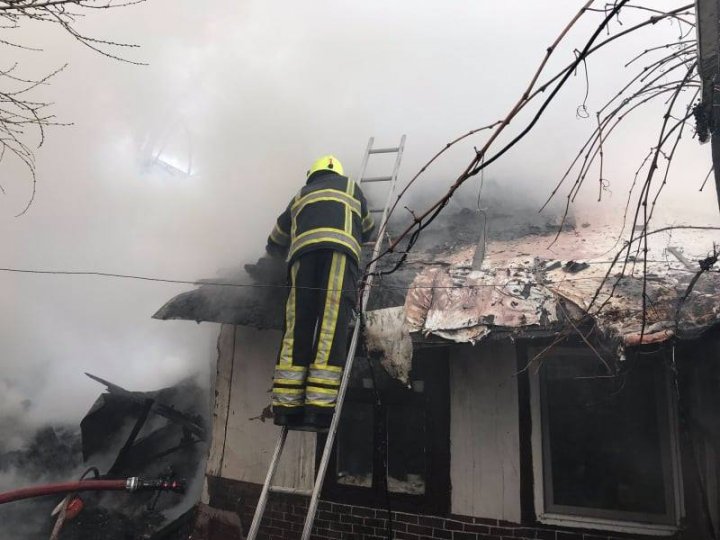 Incendiu în apropierea cercului Visterniceni din Capitală. O casă, cuprinsă de flăcări (FOTO/VIDEO)