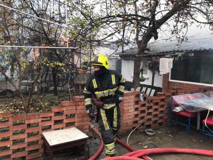 Incendiu în apropierea cercului Visterniceni din Capitală. O casă, cuprinsă de flăcări (FOTO/VIDEO)