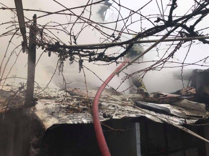 Incendiu în apropierea cercului Visterniceni din Capitală. O casă, cuprinsă de flăcări (FOTO/VIDEO)