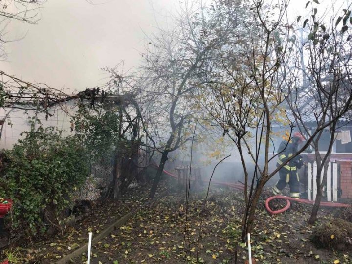 Incendiu în apropierea cercului Visterniceni din Capitală. O casă, cuprinsă de flăcări (FOTO/VIDEO)