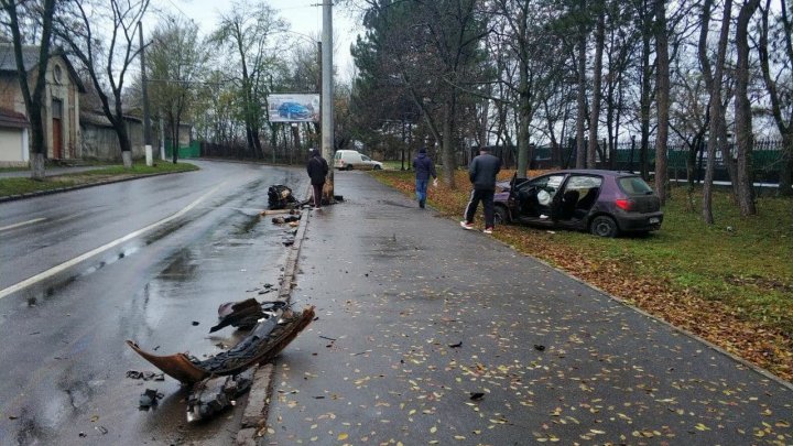 Un șofer beat  a băgat o minoră în spital, după ce a ajuns cu mașina într-un pilon (FOTO)