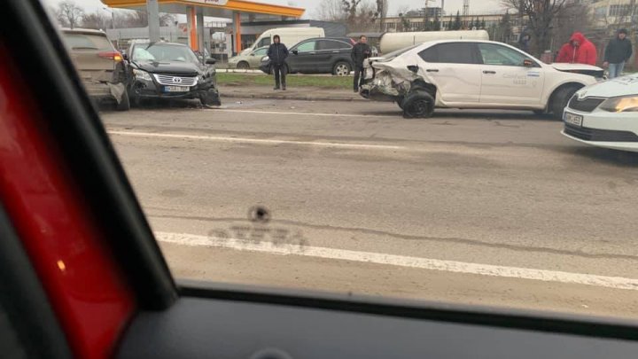 Accident matinal în capitală cu implicarea unui taxi. Trei mașini s-au lovit violent pe strada Calrea Orheiului