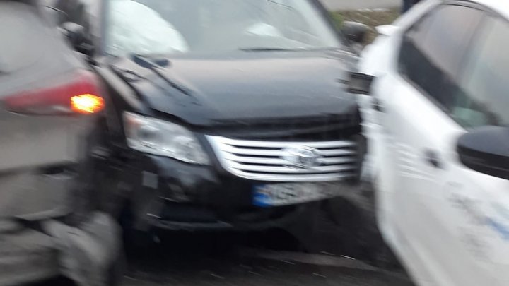 Accident matinal în capitală cu implicarea unui taxi. Trei mașini s-au lovit violent pe strada Calrea Orheiului